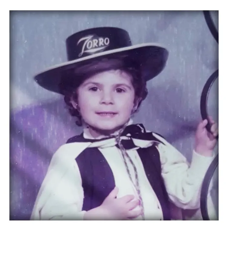 Julie Dell'Unto, enfant avec un chapeau de Zorro - Sophrologue Vienne 38