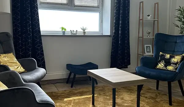 Sophrologue Vienne 38 - Bureau de Sophro&Co' proposant des séances de sophrologie collective avec plusieurs chaises confortables